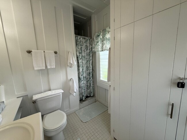 Building Photo - May to October ocean front 2/2 rental