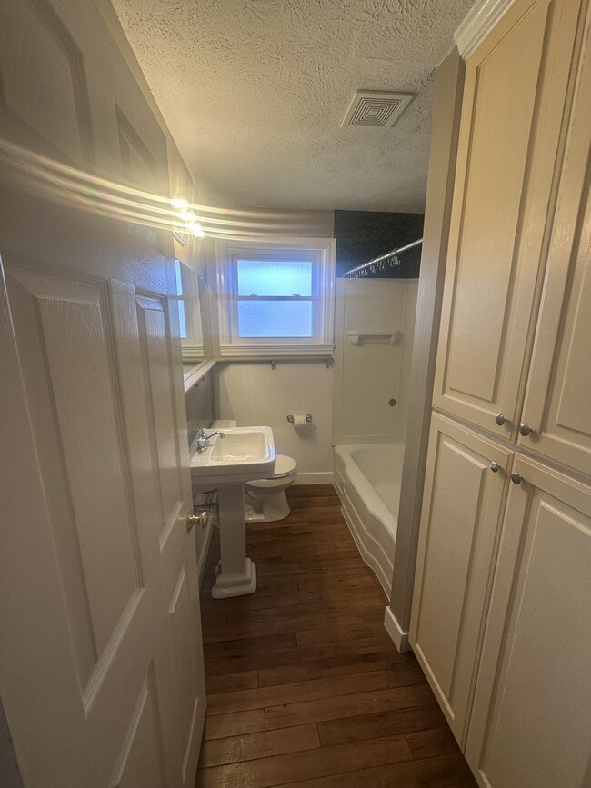 Building Photo - 150 Bernard Ct