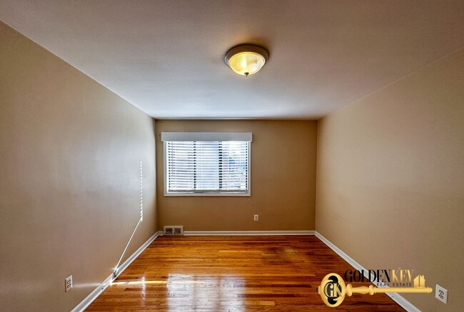 Building Photo - Newly Updated Spacious 2 bedroom Flat in R...