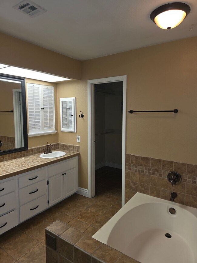 Building Photo - Beautiful 4 bed/ 3 bath POOL Home For Rent