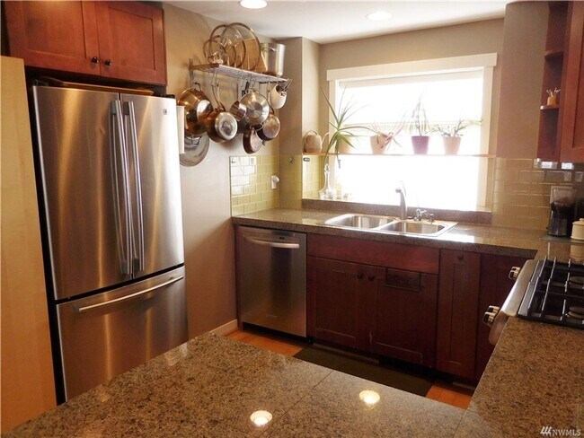 Building Photo - 3Bd/2.5Ba Seattle Townhome