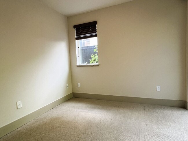Building Photo - Charming North Beacon Hill 3 bed/2.5 bath ...
