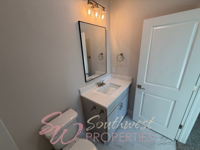 Building Photo - FOUR bedroom townhouse. Off campus living with easy, close to campus style!