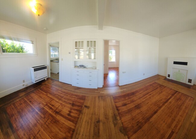 Building Photo - Cute standalone Bungalow in SLO! Off of Gr...