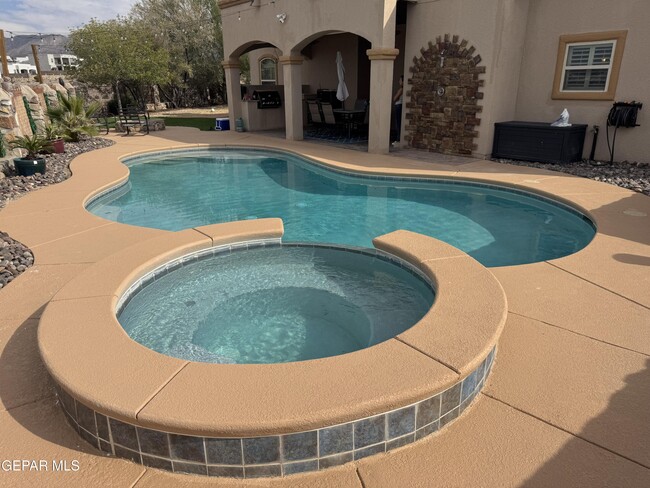 Building Photo - 7381 Black Mesa Dr