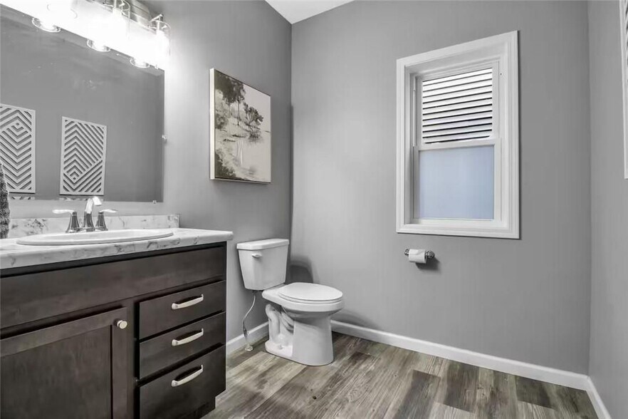 Building Photo - 140 Seymour, Lower St