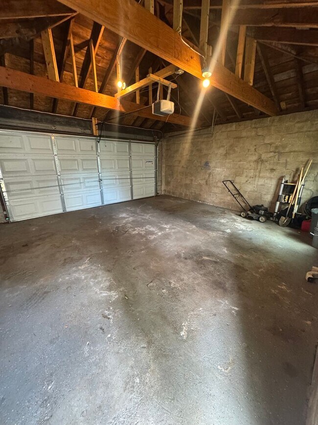 Building Photo - Home Available in West Forest Park!