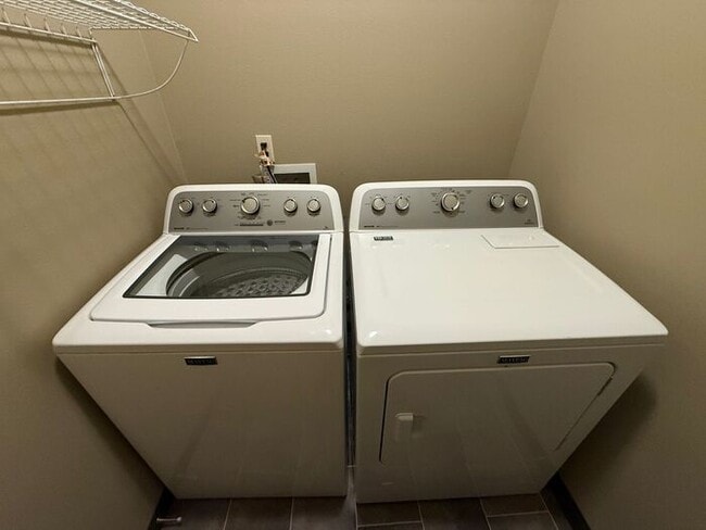 Building Photo - 713 Park Ln