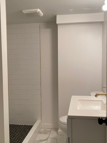 Building Photo - 24 Huxley Ave