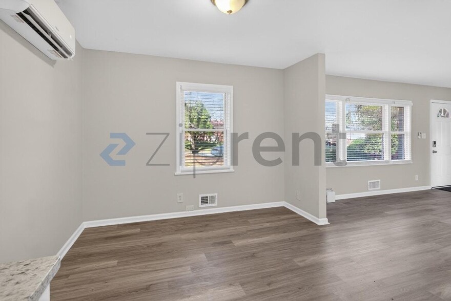 Building Photo - 586 Oakside Dr SW