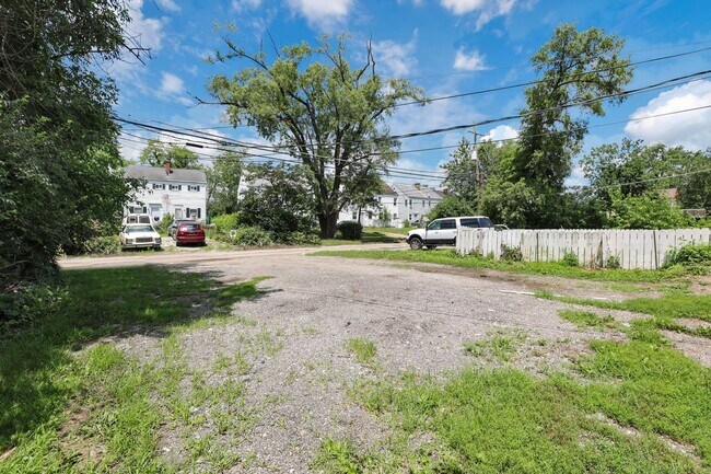Building Photo - 1077-1079-1079 S James Rd