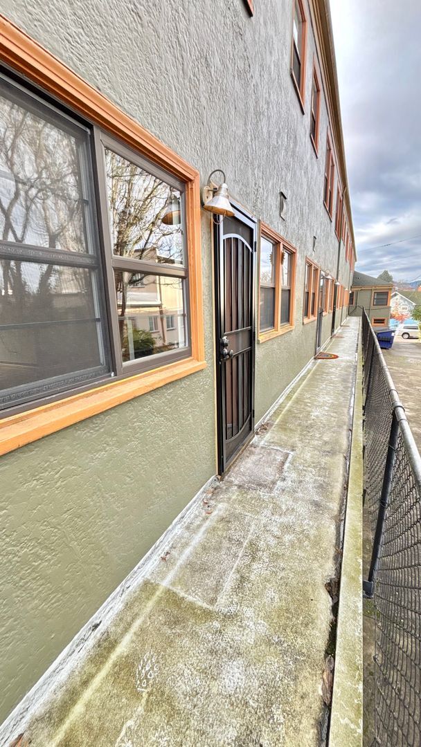 Building Photo - Modern Comfort in the Heart of Hosford Abernethy!