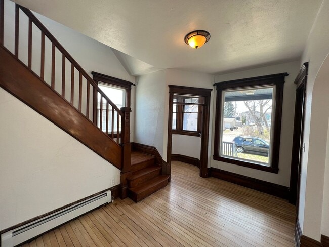 Building Photo - AVAILABLE JUNE - 4 Bed 1.5 Bath Home in Superior