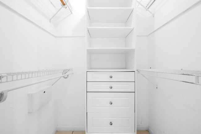 Building Photo - 313 SE 4th Terrace