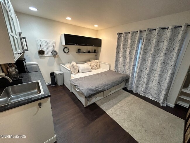 Building Photo - 655 E Riverview Cir