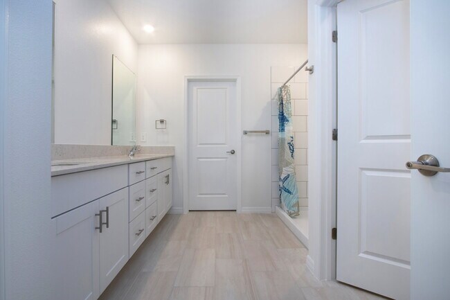 Building Photo - Lakeside Luxury in Parrish - 5 Bedroom BRAND NEW HOME