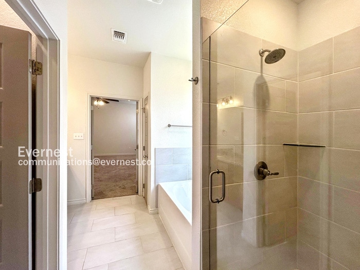 Building Photo - 2216 Hornbeam St