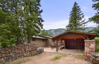 Building Photo - Mountain Life & Views- 4 bed 2 bath