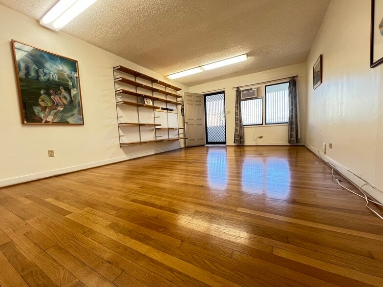 Spacious Living Room - 1014 Kapahulu Ave