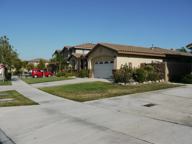 Building Photo - Spacious 4-Bedroom Home in North Fontana –...