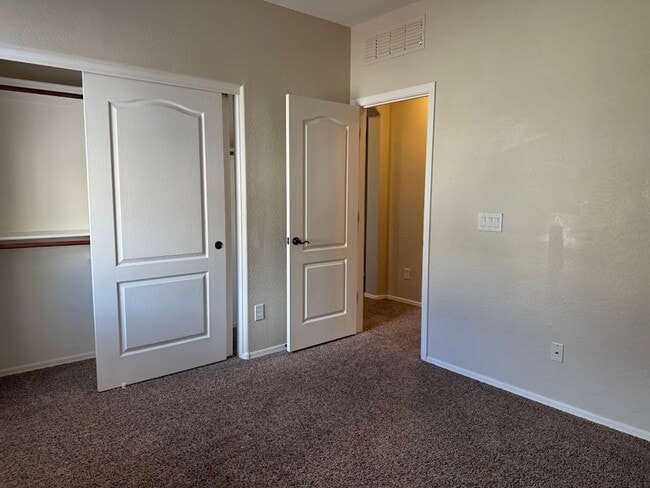 Building Photo - Gated Phoenix Gem with Community Pool and Spacious Kitchen