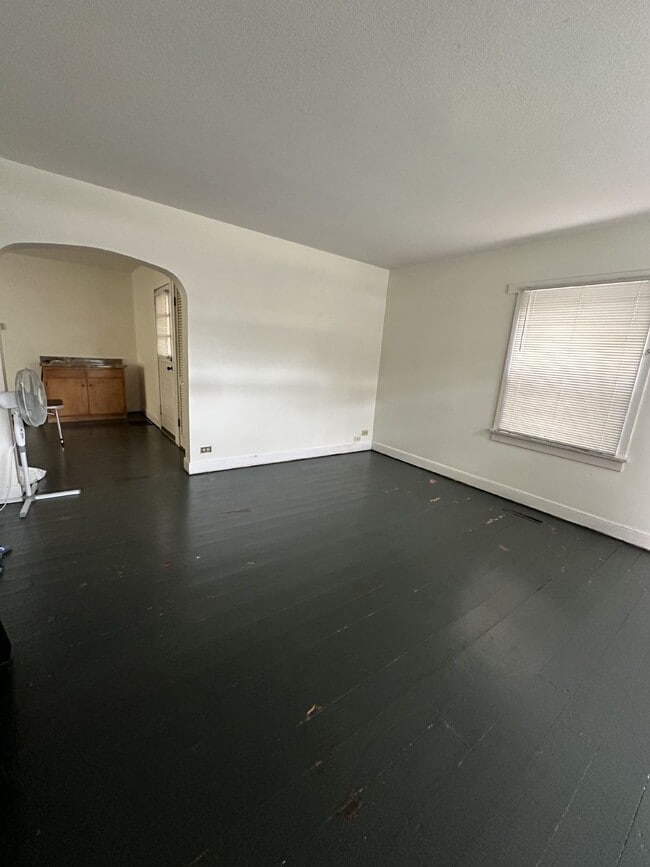 Building Photo - Exciting 4 Bed 1 Bath close to UWEC!