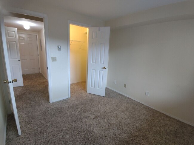 Building Photo - Well-Maintained 1BR Condo Near North Seattle College with Parking & Storage
