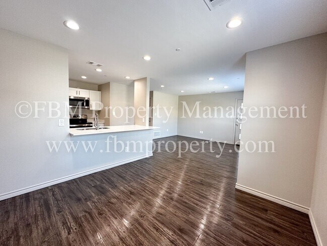 Building Photo - Hidden Creek, Unit 211 - Gorgeous 2 Bedroo...