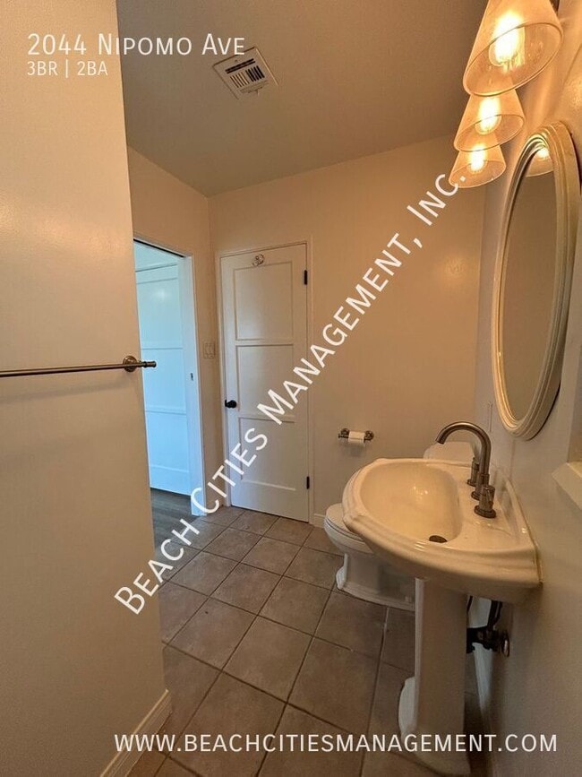 Building Photo - 2044 Nipomo Ave