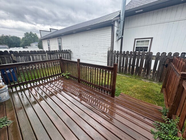 Building Photo - 2BR 1BA Triplex • Private Backyard in Downtown Smithville