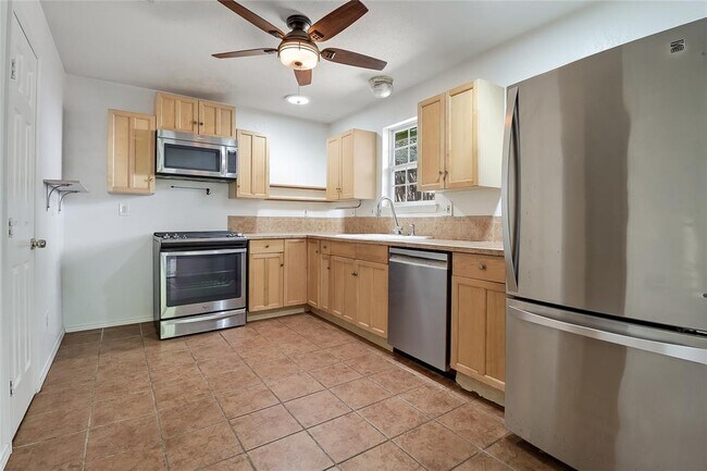 Building Photo - 1706 Maple Ave