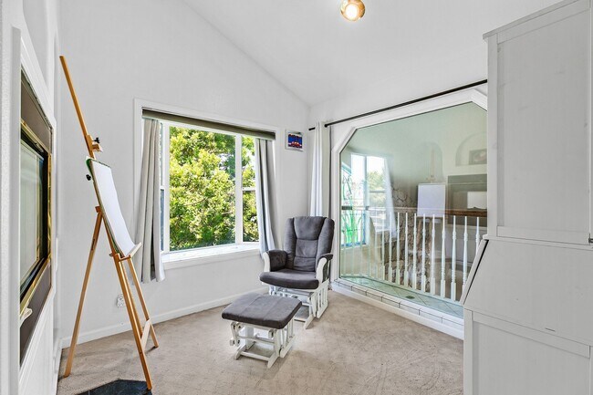 Building Photo - *COMING SOON!* 4 bed/3 bath lake house wit...