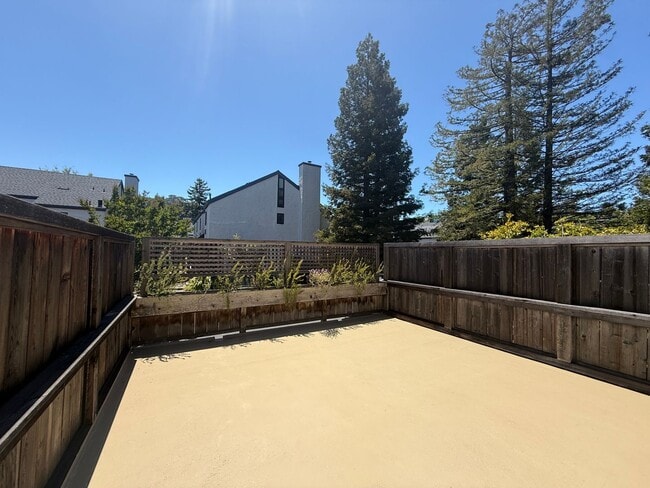 Building Photo - TWO BEDROOM PLUS LOFT, ONE AND HALF BATH T...