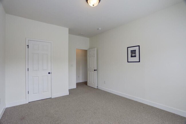 Building Photo - 104 Wellington Trce