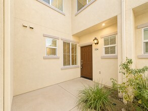 Building Photo - 3 Bedroom condo in Lake Elsinore