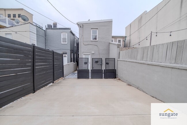 Building Photo - 1125 S Clinton St