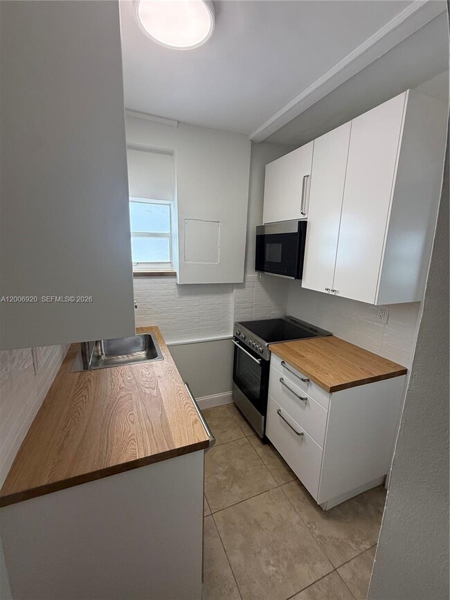 Building Photo - 2816 Pine Tree Dr