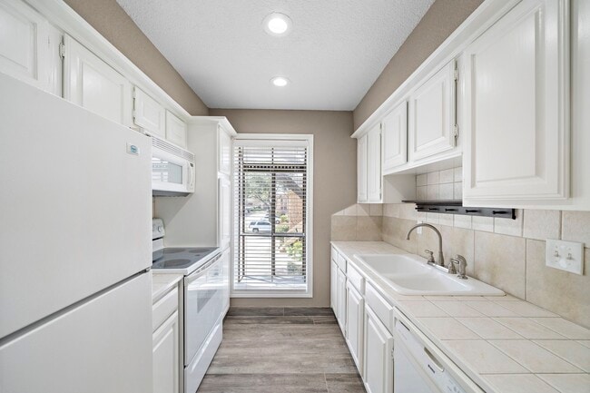 Building Photo - 1311 Antoine Dr