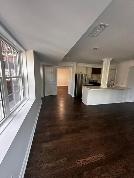 Building Photo - 3914 Parkcrest Dr NE
