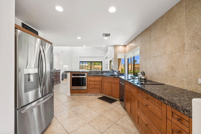 Building Photo - 73416 Mariposa Dr