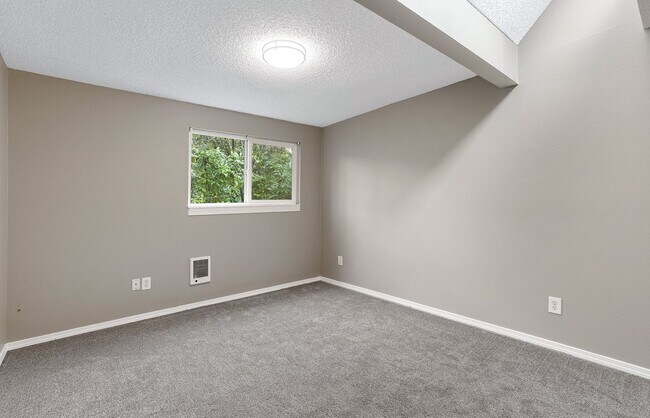 Building Photo - 1614 Village Park Pl