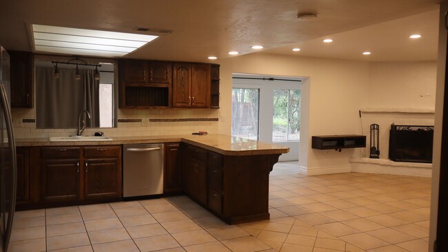 Building Photo - 1810 Town and Country Dr