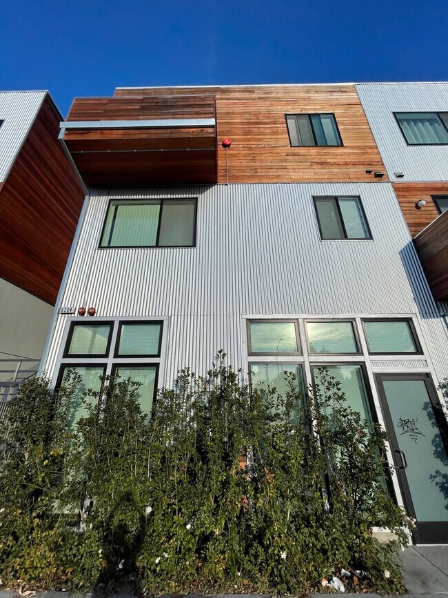 Building Photo - SPACIOUS STUDIO IN OAKLAND!