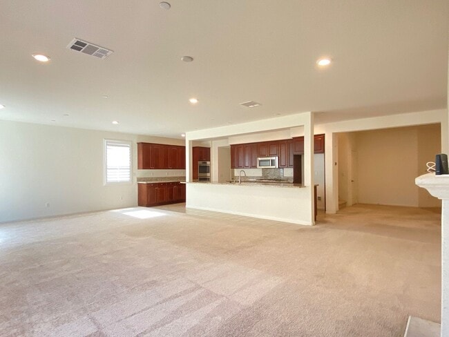 Building Photo - Beautiful 6 bed and 4.5 bath home in West ...