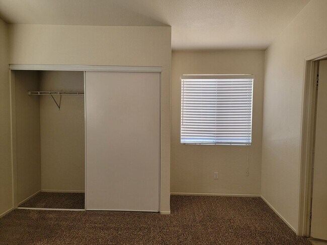 Building Photo - Single story Rosamond Home
