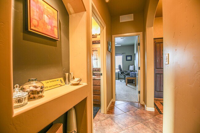 Building Photo - 557 Tierra Bella Dr