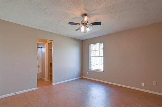 Building Photo - 2411 Country Pl Dr