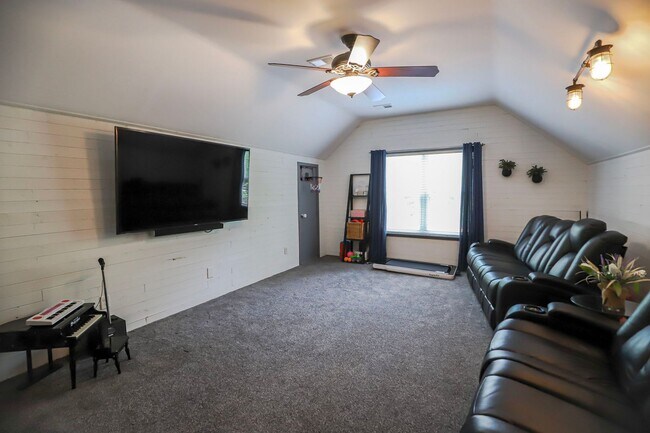Building Photo - 5804 Lanatte Ln