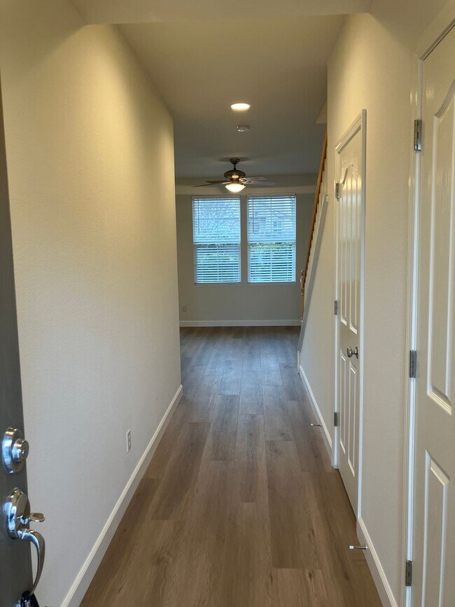 Building Photo - Roseville Cool and Close to Everything