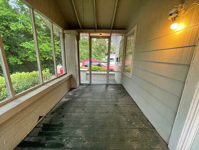 Screened in porch - 908 Oxmoor Rd